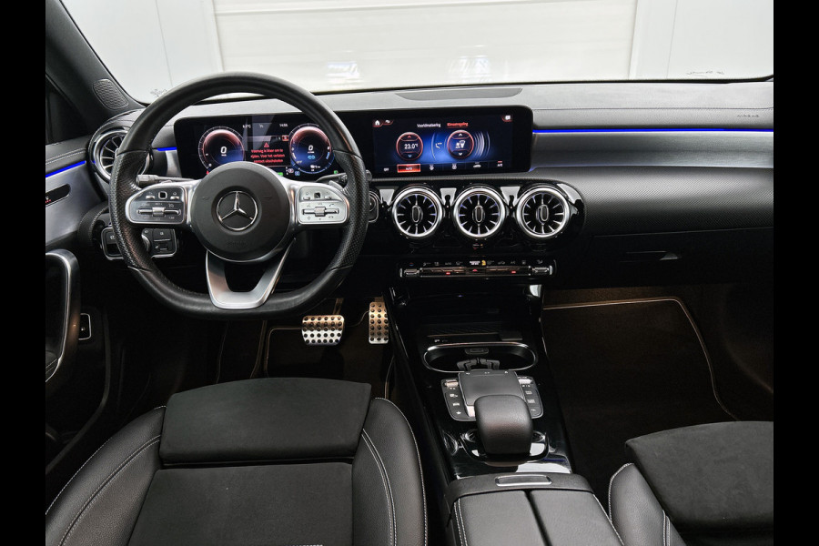 Mercedes-Benz A-Klasse 250 e AMG Plug-In Hybride AMG Line | Night Pakket | Sfeerverlichting |Stoelverwarming | Achteruitrijcamera | Ledkoplampen. Inclusief 24 maanden MB Certified garantie voor Europa.