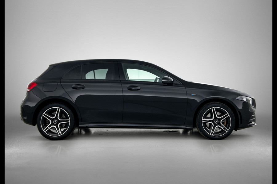 Mercedes-Benz A-Klasse 250 e AMG Plug-In Hybride AMG Line | Night Pakket | Sfeerverlichting |Stoelverwarming | Achteruitrijcamera | Ledkoplampen. Inclusief 24 maanden MB Certified garantie voor Europa.