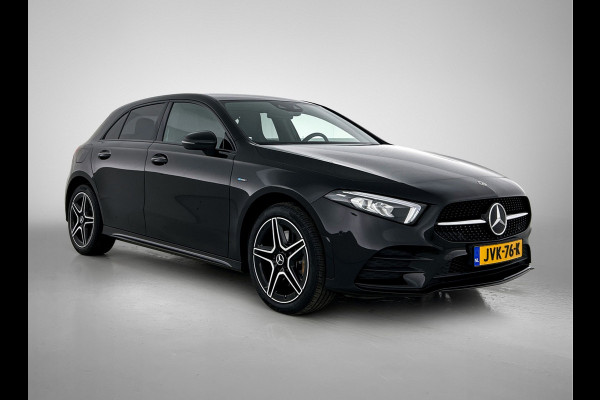 Mercedes-Benz A-Klasse 250 e AMG Plug-In Hybride AMG Line | Night Pakket | Sfeerverlichting |Stoelverwarming | Achteruitrijcamera | Ledkoplampen. Inclusief 24 maanden MB Certified garantie voor Europa.