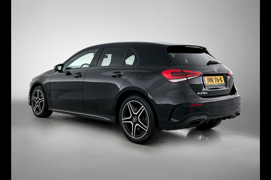 Mercedes-Benz A-Klasse 250 e AMG Plug-In Hybride AMG Line | Night Pakket | Sfeerverlichting |Stoelverwarming | Achteruitrijcamera | Ledkoplampen. Inclusief 24 maanden MB Certified garantie voor Europa.