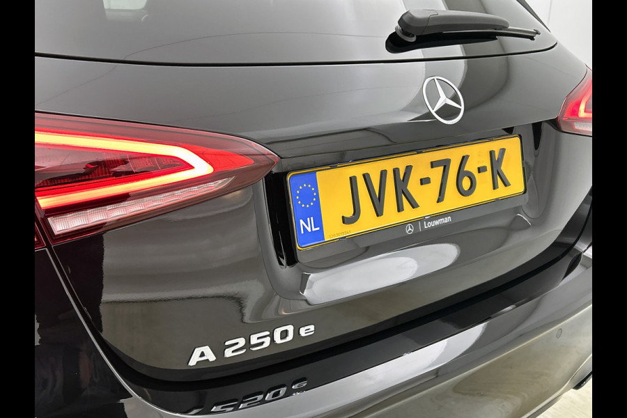 Mercedes-Benz A-Klasse 250 e AMG Plug-In Hybride AMG Line | Night Pakket | Sfeerverlichting |Stoelverwarming | Achteruitrijcamera | Ledkoplampen. Inclusief 24 maanden MB Certified garantie voor Europa.