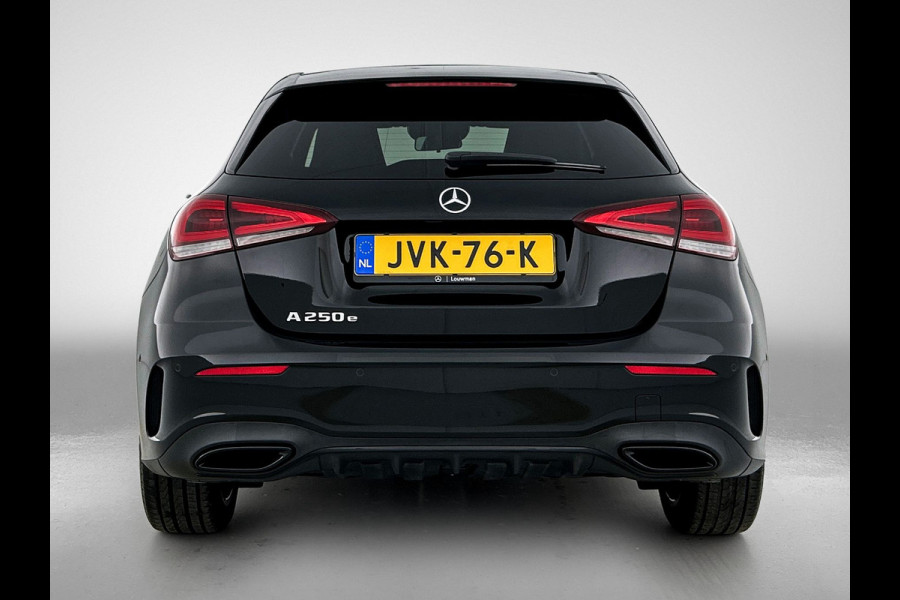 Mercedes-Benz A-Klasse 250 e AMG Plug-In Hybride AMG Line | Night Pakket | Sfeerverlichting |Stoelverwarming | Achteruitrijcamera | Ledkoplampen. Inclusief 24 maanden MB Certified garantie voor Europa.