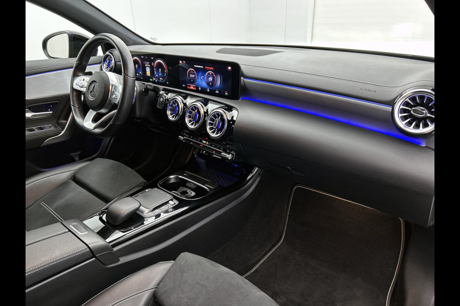 Mercedes-Benz A-Klasse 250 e AMG Plug-In Hybride AMG Line | Night Pakket | Sfeerverlichting |Stoelverwarming | Achteruitrijcamera | Ledkoplampen. Inclusief 24 maanden MB Certified garantie voor Europa.