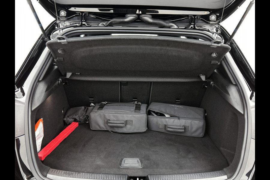 Mercedes-Benz A-Klasse 250 e AMG Plug-In Hybride AMG Line | Night Pakket | Sfeerverlichting |Stoelverwarming | Achteruitrijcamera | Ledkoplampen. Inclusief 24 maanden MB Certified garantie voor Europa.