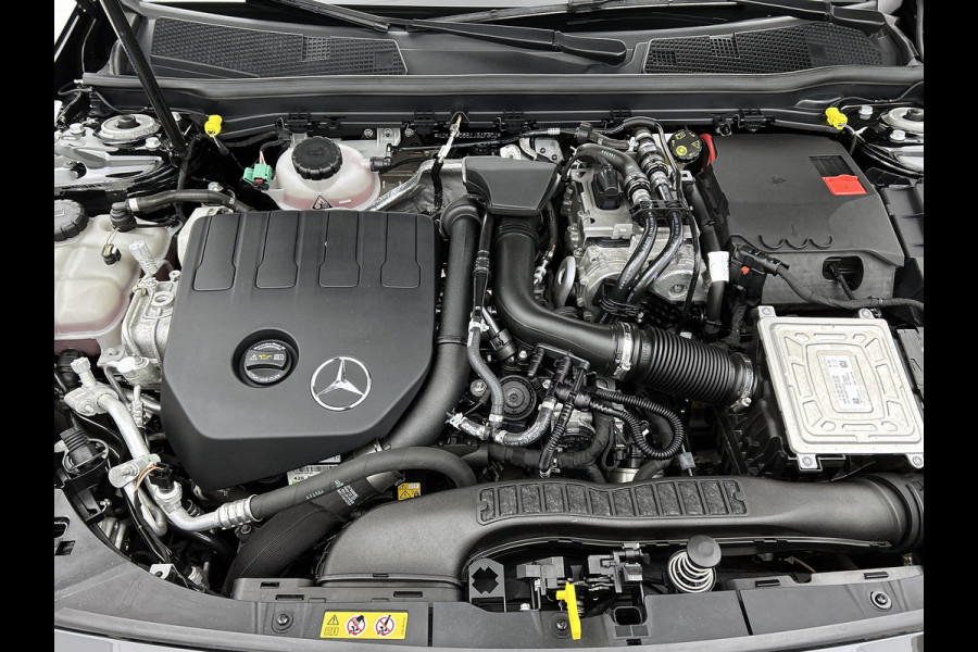 Mercedes-Benz A-Klasse 250 e AMG Plug-In Hybride AMG Line | Night Pakket | Sfeerverlichting |Stoelverwarming | Achteruitrijcamera | Ledkoplampen. Inclusief 24 maanden MB Certified garantie voor Europa.