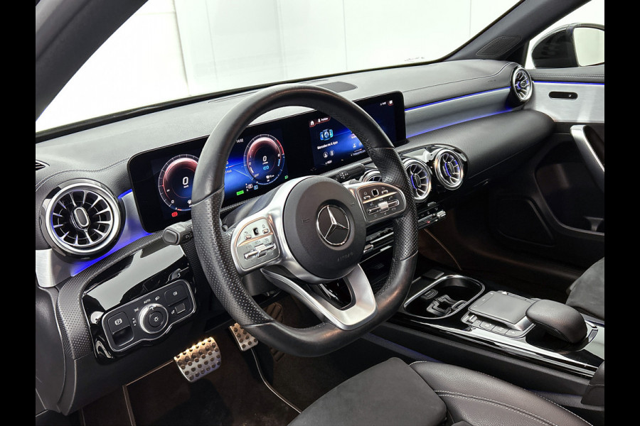 Mercedes-Benz A-Klasse 250 e AMG Plug-In Hybride AMG Line | Night Pakket | Sfeerverlichting |Stoelverwarming | Achteruitrijcamera | Ledkoplampen. Inclusief 24 maanden MB Certified garantie voor Europa.
