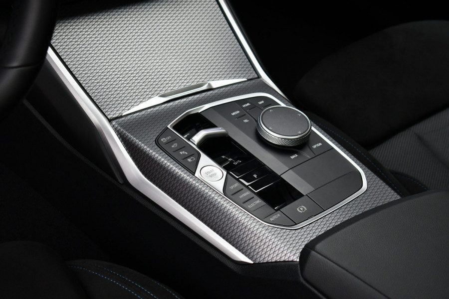 BMW 3 Serie Touring 330e M-Sport LCI-2 Pano Trekh 360 HUD El-zetels
