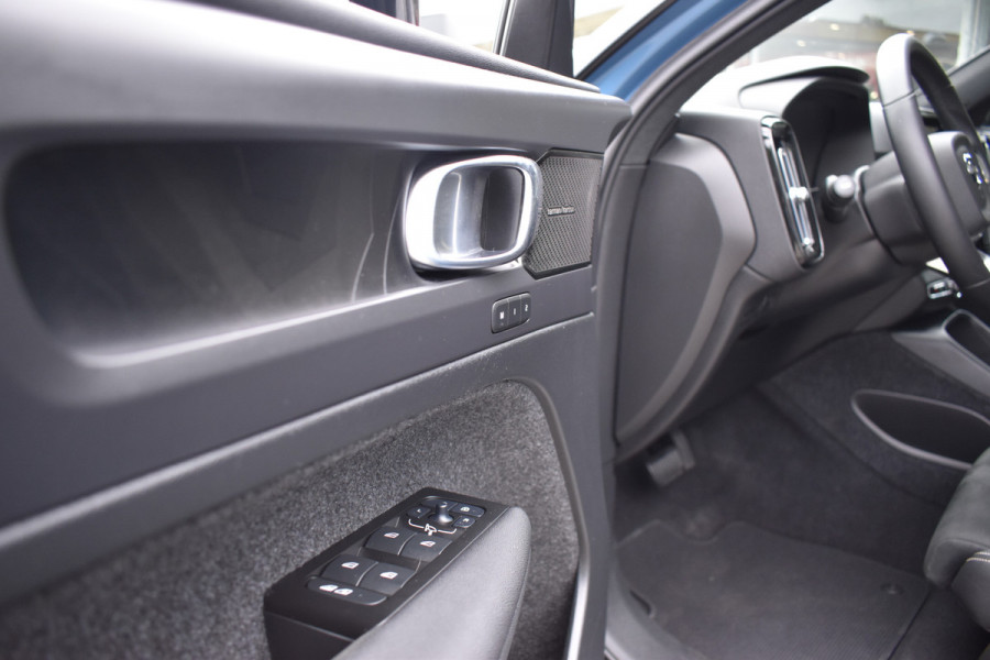 Volvo C40 Recharge 408PK Twin Intro Edition 78 kWh | 20" LMV | Trekhaak | Harman/Kardon | Getint glas | Panoramadak  | Elektrische Stoelen |
