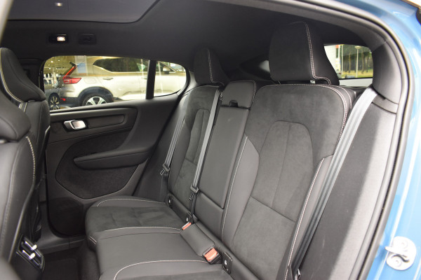 Volvo C40 Recharge 408PK Twin Intro Edition 78 kWh | 20" LMV | Trekhaak | Harman/Kardon | Getint glas | Panoramadak  | Elektrische Stoelen |