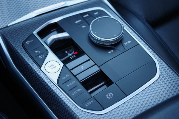 BMW 3 Serie Touring 330e 293 PK xDrive High Executive M-Sport Pro, M-Technic Stoelen, Panoramadak, Adap. Cruise Control, Head-Up