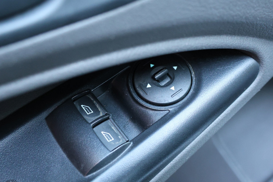 Ford Transit Connect 1.5 EcoBlue L2 120 PK | CarPlay | Camera | Stoelverwarming | Betimmering | 3-Zitter | Airco | Nieuwe APK | Dealer onderhouden | Euro 6