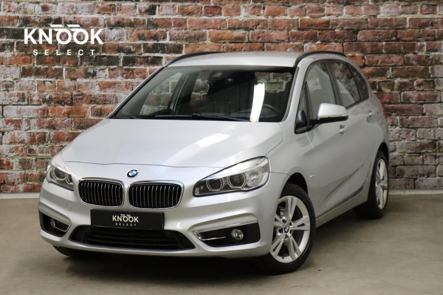 BMW 2 Serie Active Tourer 218i High Executive Luxury Line Automaat / Navigatiesysteem Plus / Driving Assistant / Achteruitrijcamera / Stoelverwarming / LED-koplampen / Head-Up Display / DAB / Hifi / Shadow Line / 17 Inch