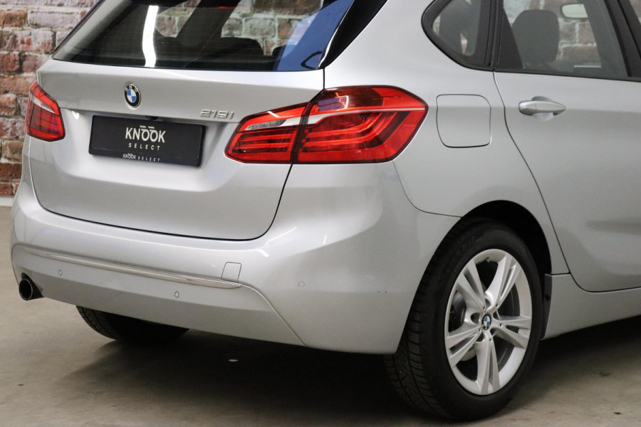 BMW 2 Serie Active Tourer 218i High Executive Luxury Line Automaat / Navigatiesysteem Plus / Driving Assistant / Achteruitrijcamera / Stoelverwarming / LED-koplampen / Head-Up Display / DAB / Hifi / Shadow Line / 17 Inch