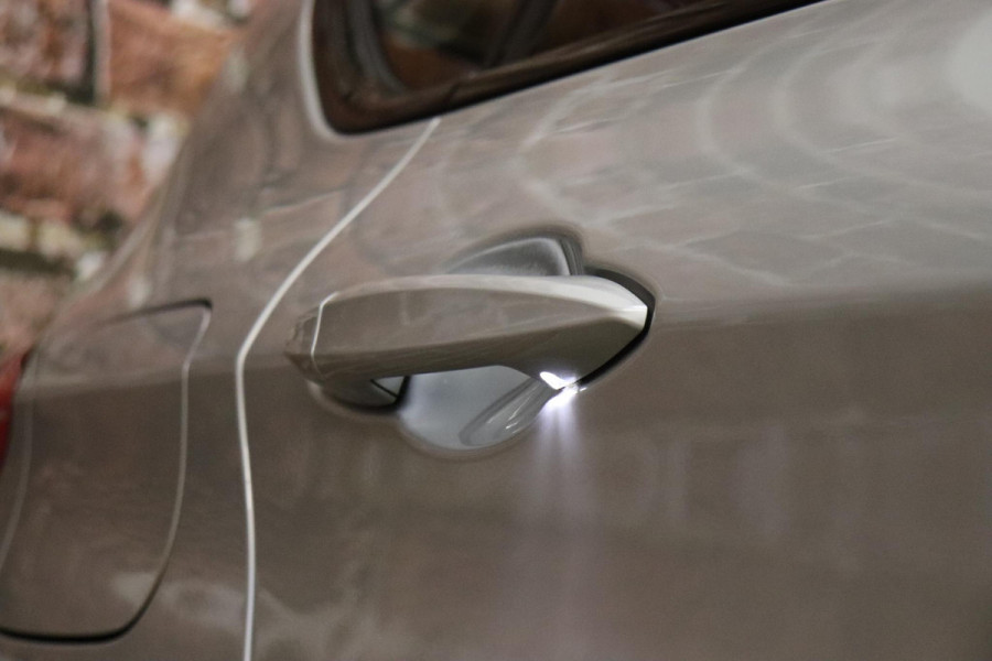 BMW 2 Serie Active Tourer 218i High Executive Luxury Line Automaat / Navigatiesysteem Plus / Driving Assistant / Achteruitrijcamera / Stoelverwarming / LED-koplampen / Head-Up Display / DAB / Hifi / Shadow Line / 17 Inch