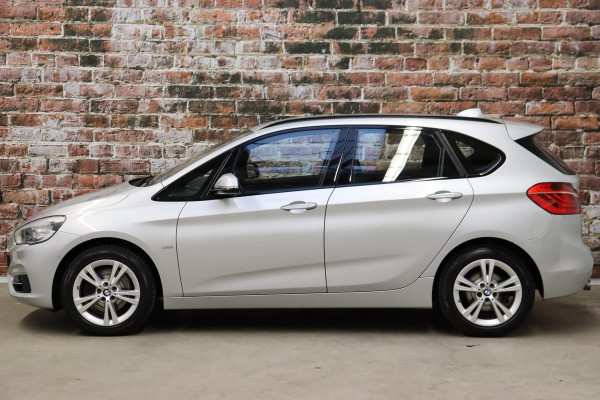 BMW 2 Serie Active Tourer 218i High Executive Luxury Line Automaat / Navigatiesysteem Plus / Driving Assistant / Achteruitrijcamera / Stoelverwarming / LED-koplampen / Head-Up Display / DAB / Hifi / Shadow Line / 17 Inch