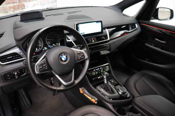 BMW 2 Serie Active Tourer 218i High Executive Luxury Line Automaat / Navigatiesysteem Plus / Driving Assistant / Achteruitrijcamera / Stoelverwarming / LED-koplampen / Head-Up Display / DAB / Hifi / Shadow Line / 17 Inch