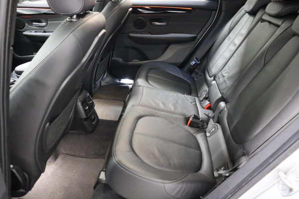 BMW 2 Serie Active Tourer 218i High Executive Luxury Line Automaat / Navigatiesysteem Plus / Driving Assistant / Achteruitrijcamera / Stoelverwarming / LED-koplampen / Head-Up Display / DAB / Hifi / Shadow Line / 17 Inch
