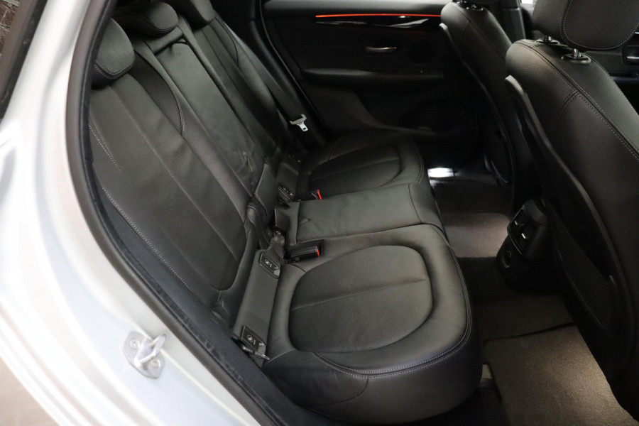 BMW 2 Serie Active Tourer 218i High Executive Luxury Line Automaat / Navigatiesysteem Plus / Driving Assistant / Achteruitrijcamera / Stoelverwarming / LED-koplampen / Head-Up Display / DAB / Hifi / Shadow Line / 17 Inch