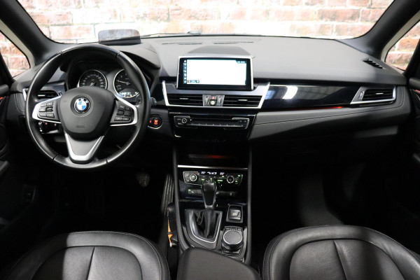 BMW 2 Serie Active Tourer 218i High Executive Luxury Line Automaat / Navigatiesysteem Plus / Driving Assistant / Achteruitrijcamera / Stoelverwarming / LED-koplampen / Head-Up Display / DAB / Hifi / Shadow Line / 17 Inch