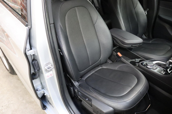 BMW 2 Serie Active Tourer 218i High Executive Luxury Line Automaat / Navigatiesysteem Plus / Driving Assistant / Achteruitrijcamera / Stoelverwarming / LED-koplampen / Head-Up Display / DAB / Hifi / Shadow Line / 17 Inch