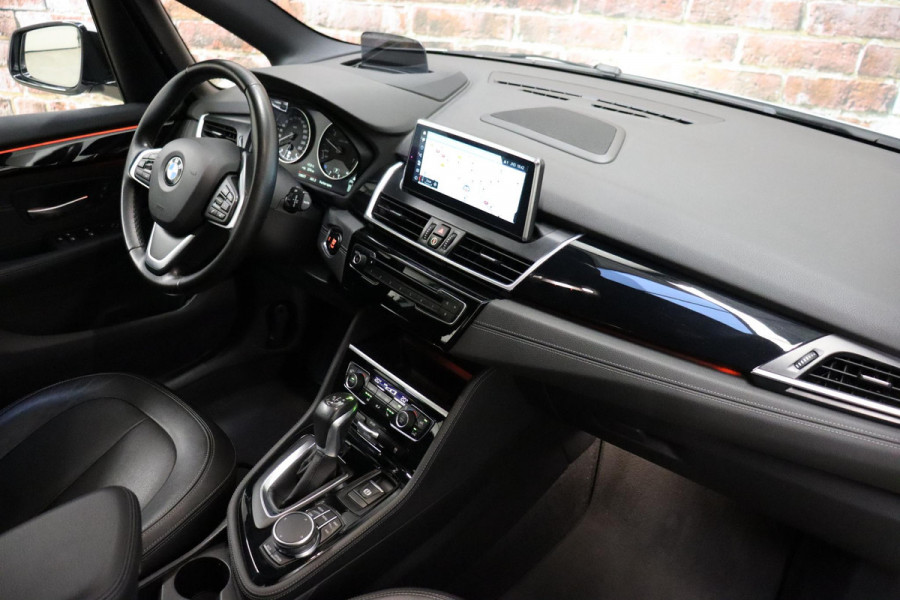 BMW 2 Serie Active Tourer 218i High Executive Luxury Line Automaat / Navigatiesysteem Plus / Driving Assistant / Achteruitrijcamera / Stoelverwarming / LED-koplampen / Head-Up Display / DAB / Hifi / Shadow Line / 17 Inch