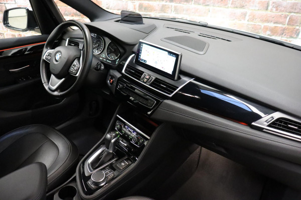 BMW 2 Serie Active Tourer 218i High Executive Luxury Line Automaat / Navigatiesysteem Plus / Driving Assistant / Achteruitrijcamera / Stoelverwarming / LED-koplampen / Head-Up Display / DAB / Hifi / Shadow Line / 17 Inch