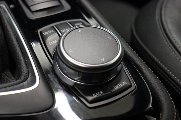 BMW 2 Serie Active Tourer 218i High Executive Luxury Line Automaat / Navigatiesysteem Plus / Driving Assistant / Achteruitrijcamera / Stoelverwarming / LED-koplampen / Head-Up Display / DAB / Hifi / Shadow Line / 17 Inch