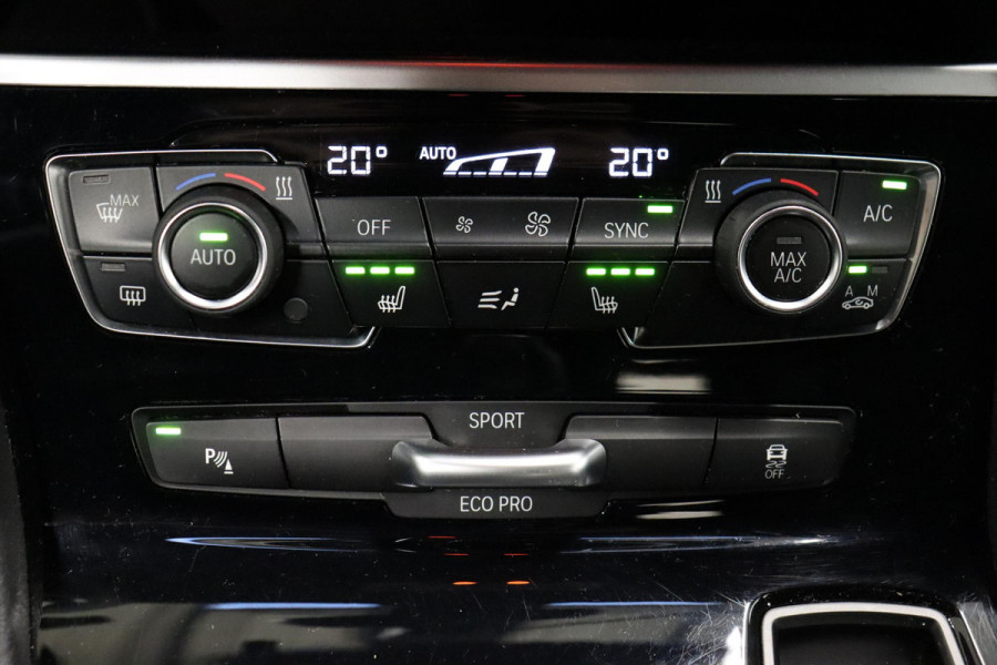 BMW 2 Serie Active Tourer 218i High Executive Luxury Line Automaat / Navigatiesysteem Plus / Driving Assistant / Achteruitrijcamera / Stoelverwarming / LED-koplampen / Head-Up Display / DAB / Hifi / Shadow Line / 17 Inch