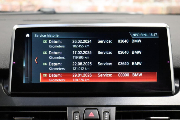BMW 2 Serie Active Tourer 218i High Executive Luxury Line Automaat / Navigatiesysteem Plus / Driving Assistant / Achteruitrijcamera / Stoelverwarming / LED-koplampen / Head-Up Display / DAB / Hifi / Shadow Line / 17 Inch