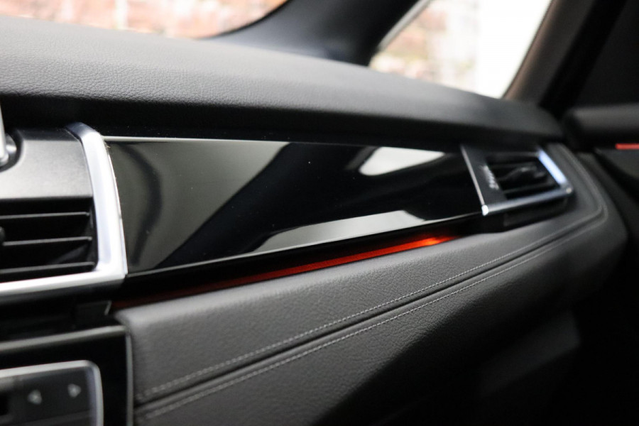 BMW 2 Serie Active Tourer 218i High Executive Luxury Line Automaat / Navigatiesysteem Plus / Driving Assistant / Achteruitrijcamera / Stoelverwarming / LED-koplampen / Head-Up Display / DAB / Hifi / Shadow Line / 17 Inch