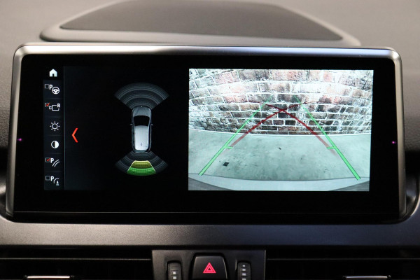 BMW 2 Serie Active Tourer 218i High Executive Luxury Line Automaat / Navigatiesysteem Plus / Driving Assistant / Achteruitrijcamera / Stoelverwarming / LED-koplampen / Head-Up Display / DAB / Hifi / Shadow Line / 17 Inch