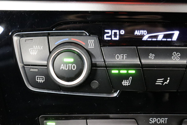 BMW 2 Serie Active Tourer 218i High Executive Luxury Line Automaat / Navigatiesysteem Plus / Driving Assistant / Achteruitrijcamera / Stoelverwarming / LED-koplampen / Head-Up Display / DAB / Hifi / Shadow Line / 17 Inch