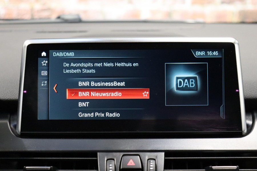 BMW 2 Serie Active Tourer 218i High Executive Luxury Line Automaat / Navigatiesysteem Plus / Driving Assistant / Achteruitrijcamera / Stoelverwarming / LED-koplampen / Head-Up Display / DAB / Hifi / Shadow Line / 17 Inch