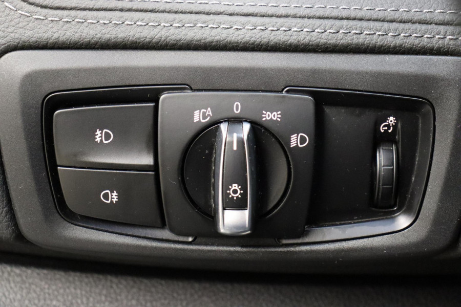 BMW 2 Serie Active Tourer 218i High Executive Luxury Line Automaat / Navigatiesysteem Plus / Driving Assistant / Achteruitrijcamera / Stoelverwarming / LED-koplampen / Head-Up Display / DAB / Hifi / Shadow Line / 17 Inch