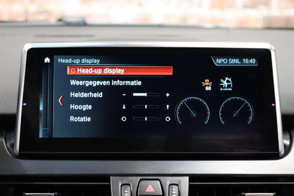 BMW 2 Serie Active Tourer 218i High Executive Luxury Line Automaat / Navigatiesysteem Plus / Driving Assistant / Achteruitrijcamera / Stoelverwarming / LED-koplampen / Head-Up Display / DAB / Hifi / Shadow Line / 17 Inch