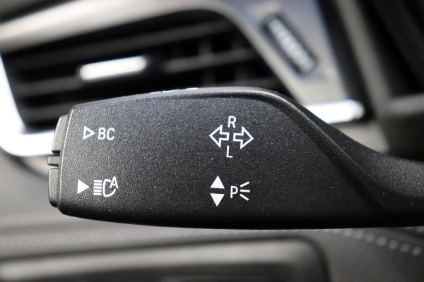 BMW 2 Serie Active Tourer 218i High Executive Luxury Line Automaat / Navigatiesysteem Plus / Driving Assistant / Achteruitrijcamera / Stoelverwarming / LED-koplampen / Head-Up Display / DAB / Hifi / Shadow Line / 17 Inch