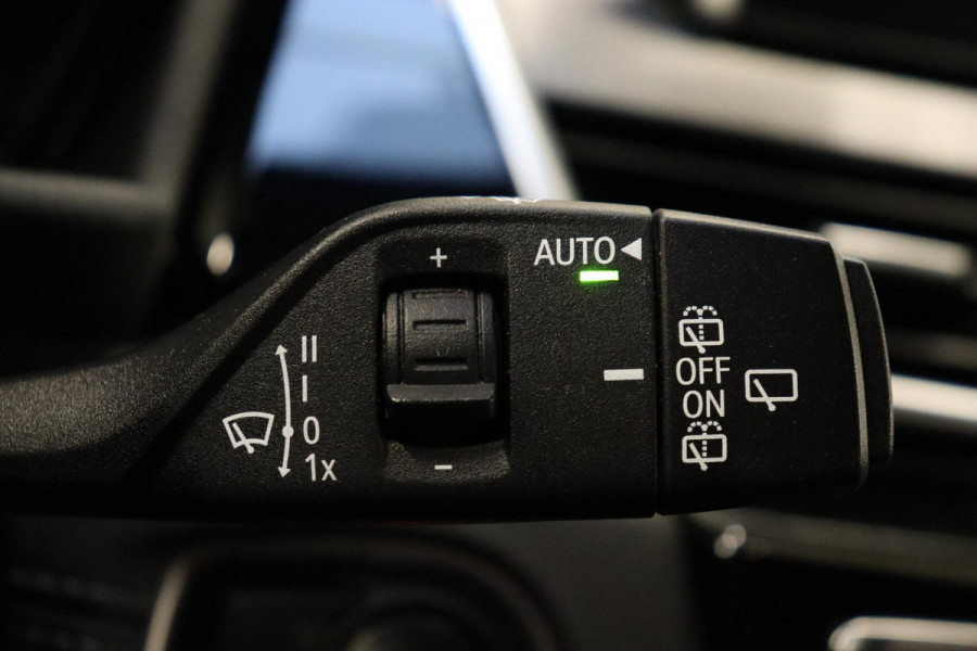 BMW 2 Serie Active Tourer 218i High Executive Luxury Line Automaat / Navigatiesysteem Plus / Driving Assistant / Achteruitrijcamera / Stoelverwarming / LED-koplampen / Head-Up Display / DAB / Hifi / Shadow Line / 17 Inch