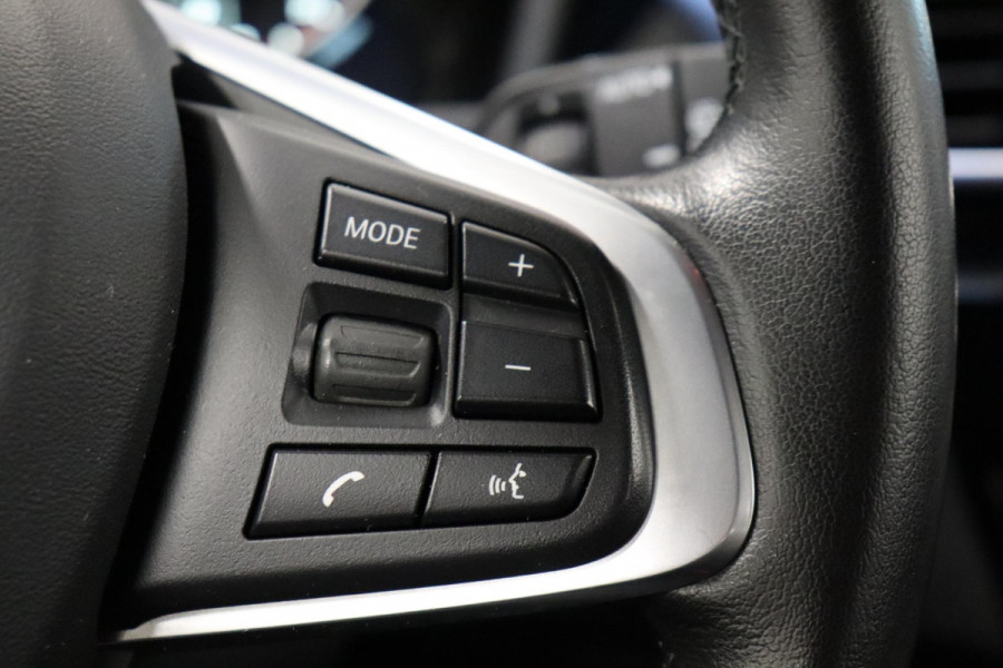 BMW 2 Serie Active Tourer 218i High Executive Luxury Line Automaat / Navigatiesysteem Plus / Driving Assistant / Achteruitrijcamera / Stoelverwarming / LED-koplampen / Head-Up Display / DAB / Hifi / Shadow Line / 17 Inch