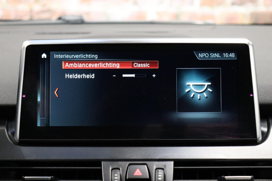 BMW 2 Serie Active Tourer 218i High Executive Luxury Line Automaat / Navigatiesysteem Plus / Driving Assistant / Achteruitrijcamera / Stoelverwarming / LED-koplampen / Head-Up Display / DAB / Hifi / Shadow Line / 17 Inch