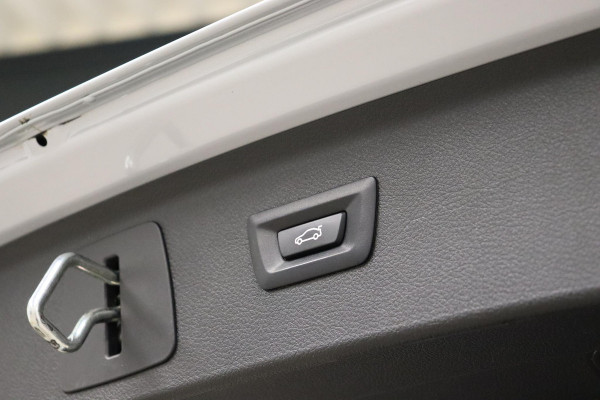 BMW 2 Serie Active Tourer 218i High Executive Luxury Line Automaat / Navigatiesysteem Plus / Driving Assistant / Achteruitrijcamera / Stoelverwarming / LED-koplampen / Head-Up Display / DAB / Hifi / Shadow Line / 17 Inch