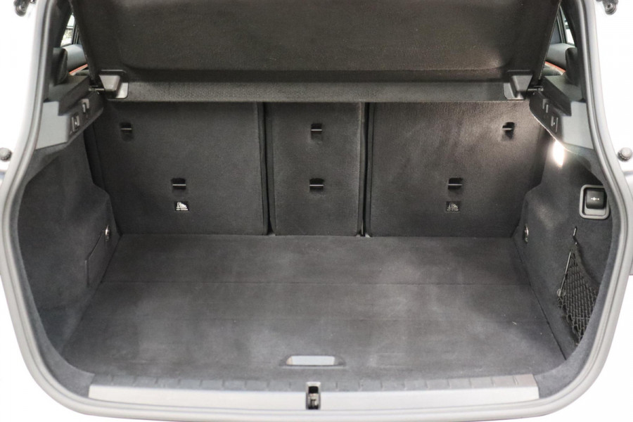 BMW 2 Serie Active Tourer 218i High Executive Luxury Line Automaat / Navigatiesysteem Plus / Driving Assistant / Achteruitrijcamera / Stoelverwarming / LED-koplampen / Head-Up Display / DAB / Hifi / Shadow Line / 17 Inch