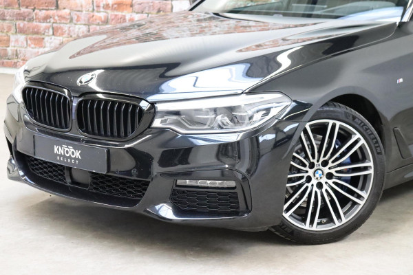 BMW 5 Serie Touring 530i High Executive M Sport Pakket Automaat / Navigatie Professional / Panoramadak / Active Steering / Stuurwielverwarming / M Sportremsysteem / Comfortstoelen / Driving Assistant Plus / Head-Up Display / DAB / Multifunctioneel Instrumentendisplay / Shadow Line / 19 Inch / Extra Getint Glas