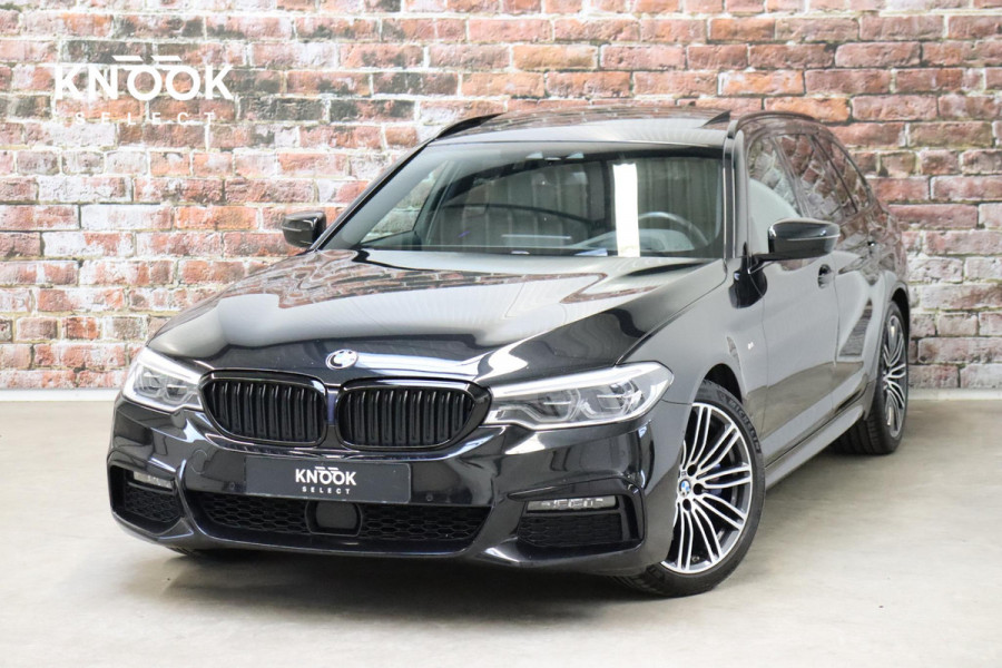 BMW 5 Serie Touring 530i High Executive M Sport Pakket Automaat / Navigatie Professional / Panoramadak / Active Steering / Stuurwielverwarming / M Sportremsysteem / Comfortstoelen / Driving Assistant Plus / Head-Up Display / DAB / Multifunctioneel Instrumentendisplay / Shadow Line / 19 Inch / Extra Getint Glas