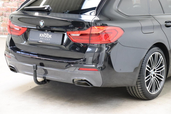 BMW 5 Serie Touring 530i High Executive M Sport Pakket Automaat / Navigatie Professional / Panoramadak / Active Steering / Stuurwielverwarming / M Sportremsysteem / Comfortstoelen / Driving Assistant Plus / Head-Up Display / DAB / Multifunctioneel Instrumentendisplay / Shadow Line / 19 Inch / Extra Getint Glas