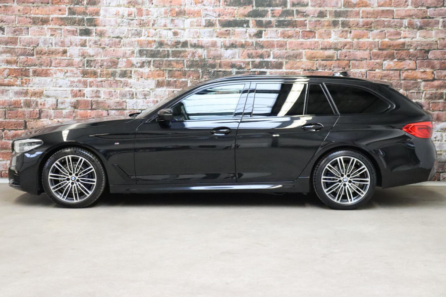 BMW 5 Serie Touring 530i High Executive M Sport Pakket Automaat / Navigatie Professional / Panoramadak / Active Steering / Stuurwielverwarming / M Sportremsysteem / Comfortstoelen / Driving Assistant Plus / Head-Up Display / DAB / Multifunctioneel Instrumentendisplay / Shadow Line / 19 Inch / Extra Getint Glas