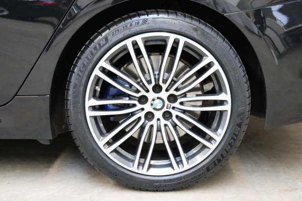BMW 5 Serie Touring 530i High Executive M Sport Pakket Automaat / Navigatie Professional / Panoramadak / Active Steering / Stuurwielverwarming / M Sportremsysteem / Comfortstoelen / Driving Assistant Plus / Head-Up Display / DAB / Multifunctioneel Instrumentendisplay / Shadow Line / 19 Inch / Extra Getint Glas