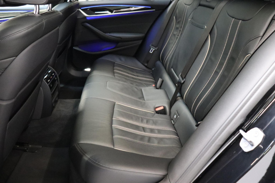 BMW 5 Serie Touring 530i High Executive M Sport Pakket Automaat / Navigatie Professional / Panoramadak / Active Steering / Stuurwielverwarming / M Sportremsysteem / Comfortstoelen / Driving Assistant Plus / Head-Up Display / DAB / Multifunctioneel Instrumentendisplay / Shadow Line / 19 Inch / Extra Getint Glas