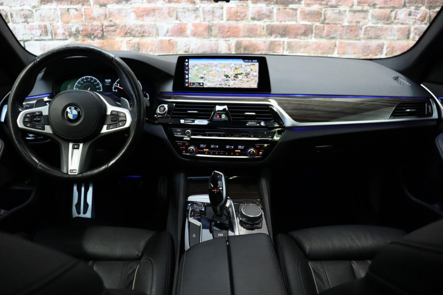 BMW 5 Serie Touring 530i High Executive M Sport Pakket Automaat / Navigatie Professional / Panoramadak / Active Steering / Stuurwielverwarming / M Sportremsysteem / Comfortstoelen / Driving Assistant Plus / Head-Up Display / DAB / Multifunctioneel Instrumentendisplay / Shadow Line / 19 Inch / Extra Getint Glas