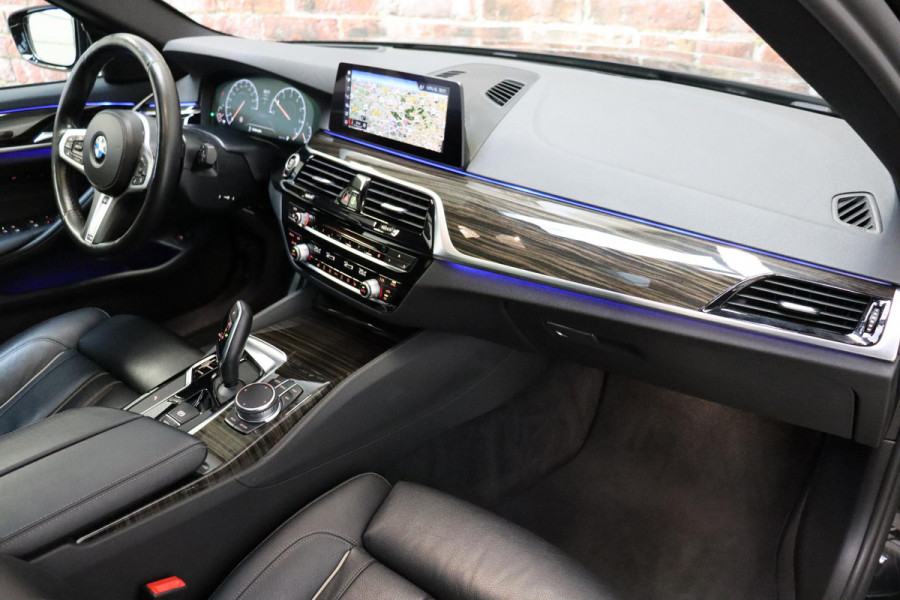 BMW 5 Serie Touring 530i High Executive M Sport Pakket Automaat / Navigatie Professional / Panoramadak / Active Steering / Stuurwielverwarming / M Sportremsysteem / Comfortstoelen / Driving Assistant Plus / Head-Up Display / DAB / Multifunctioneel Instrumentendisplay / Shadow Line / 19 Inch / Extra Getint Glas
