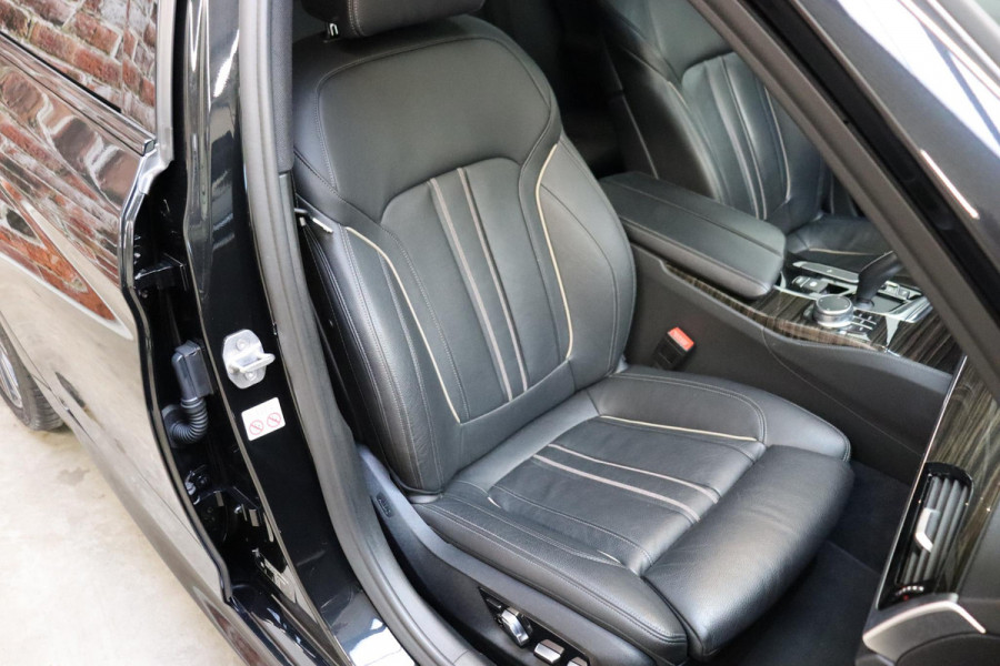 BMW 5 Serie Touring 530i High Executive M Sport Pakket Automaat / Navigatie Professional / Panoramadak / Active Steering / Stuurwielverwarming / M Sportremsysteem / Comfortstoelen / Driving Assistant Plus / Head-Up Display / DAB / Multifunctioneel Instrumentendisplay / Shadow Line / 19 Inch / Extra Getint Glas